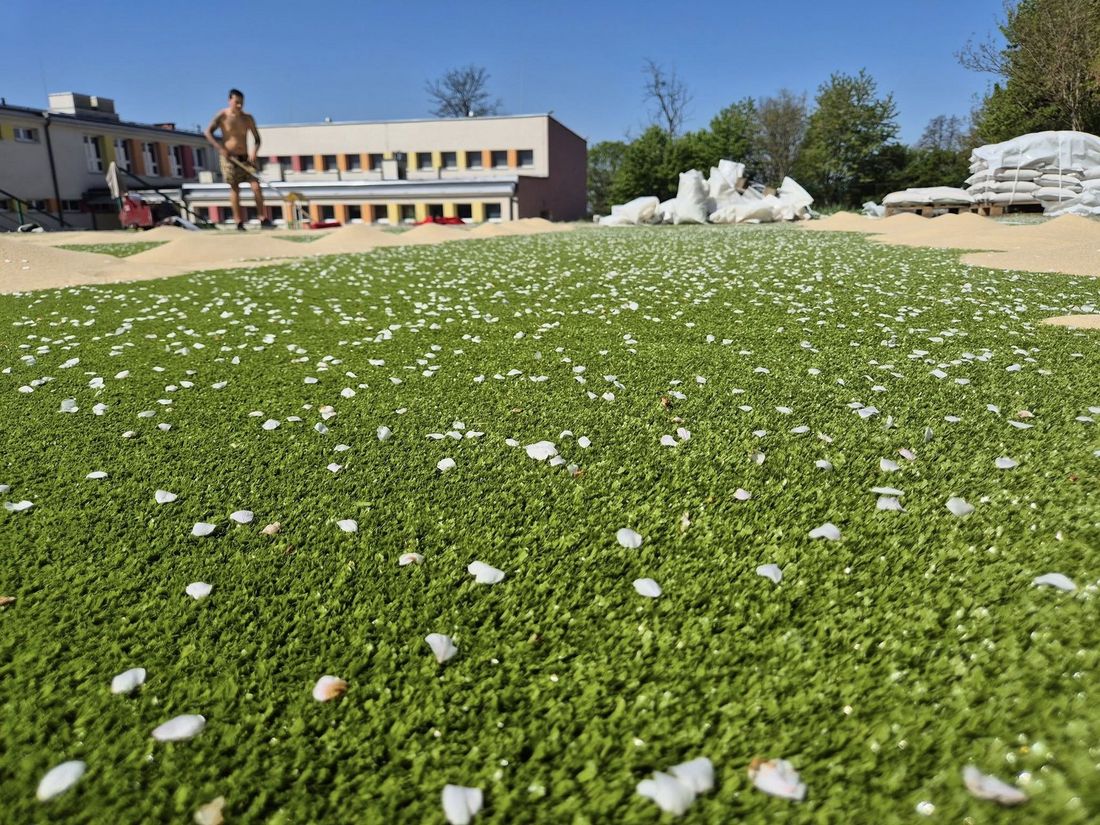 Zdjęcie prac na boisku.