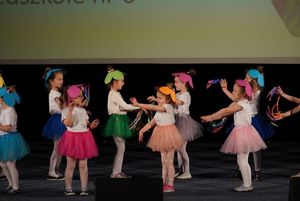 dzieci przebrane za kwiaty tańczą na scenie
