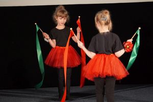 dzieci przebrane za kwiaty na scenie