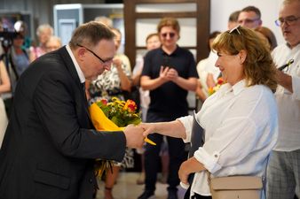 Dyrektor muzeum Jędrzej Lipski wręcza bukiet kwiatów Ewie Gutowskiej