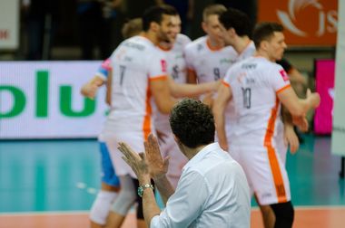 Andrea Gardini bije brawo swojej drużynie.
