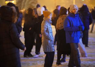 Grupa osób na placu WOŚpu. Wyróżnia się mężczyzna w czapce w kształcie kotA