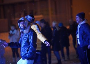 Zadowolony młody mężczyzna patrzacy na fotografa