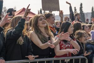 Dzieci i młodzież bawi się pod sceną.