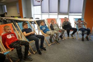 Grupka dzieci na leżakach