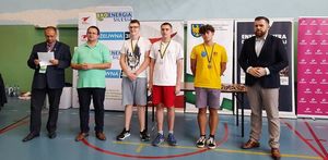 szachiści z UKS Pionier podczas festiwalu "Szachy w ustroniu łączą pokolenia"