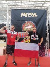 Dennis Sitek z flagą Polski i innytm zawodnikiem