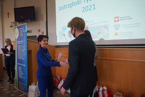 Prezydent Anna Hetman wręcza nagrody