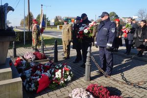 Złożenie kwiatów przed pomnikiem w Bziu