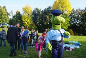 Uczestnicy pikniku z maskotką jastrzębskiej straży miejskiej