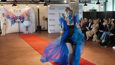 Modelka przedstawiająca wodę, ubrana w niebieski tiul.