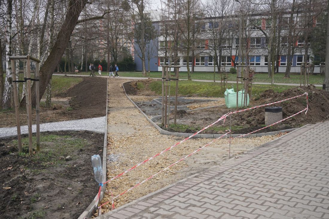 Zdjęcie przedstawia budowę ścieżki spacerowej na os. Staszica.