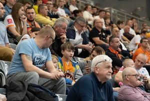 Kibice na trybunach.