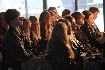 dwa rzędy młodych ludzi siedzą na krzesłach 