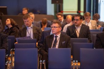 Prezydent michał urgoł siedzi na fotelu wśród widowni