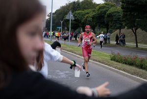 Zdjęcie przedstawia biegnącego zawodnika biegu głównego.