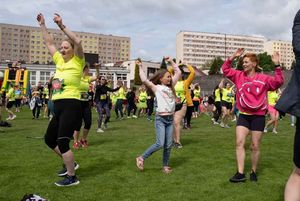 Uczestniczki VIII Jastrzębskiego Biegu Kobiet w trakcie ćwiczeń.