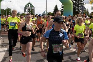 Uczestniczki VIII Jastrzębskiego Biegu Kobiet przekraczają linię startu.