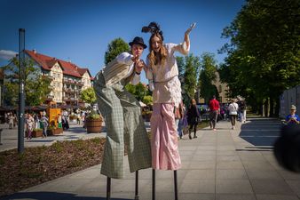 Kobieta i mężczyzna na szczudłach