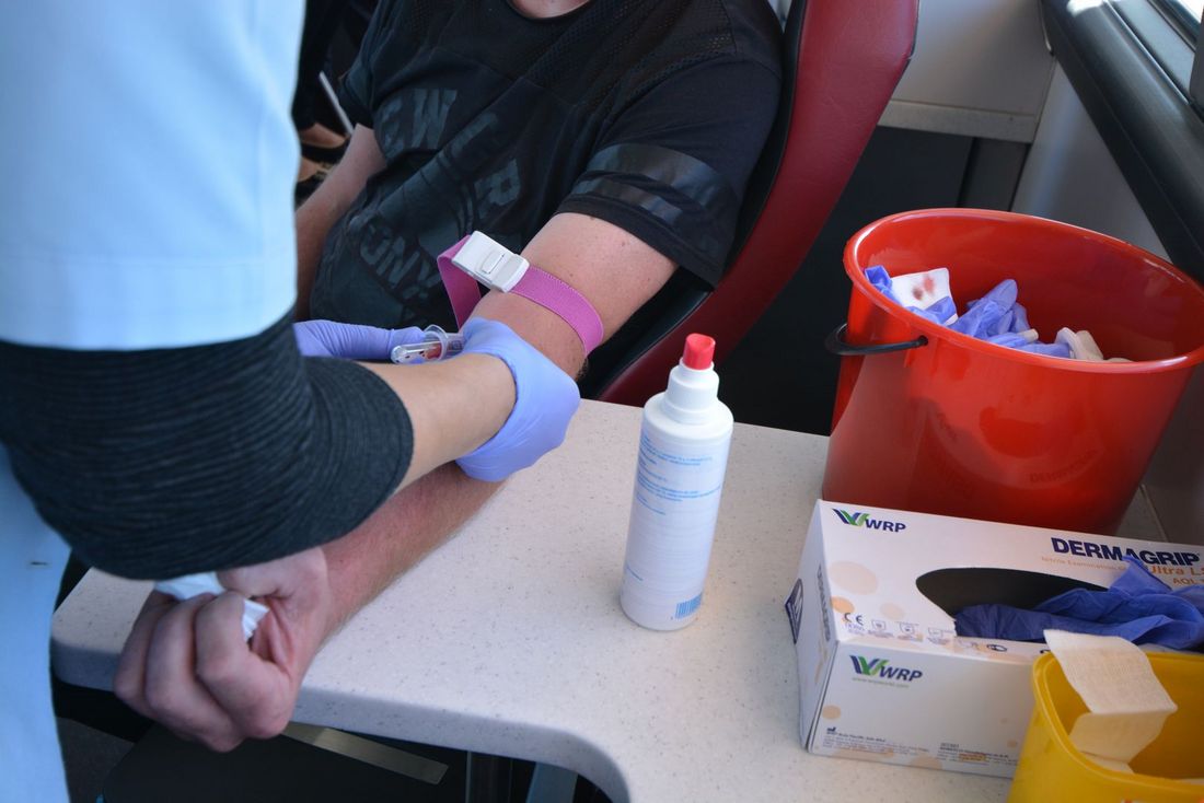 pielęgniarka pobiera krew mężczyźnie