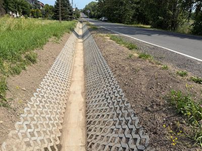 Rów przydrożny ujęcie szerokie pokazujące jak jest długi ten odcinek