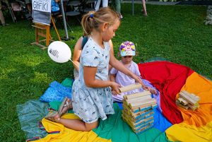 Dzieci podczas zabawy na huście. 