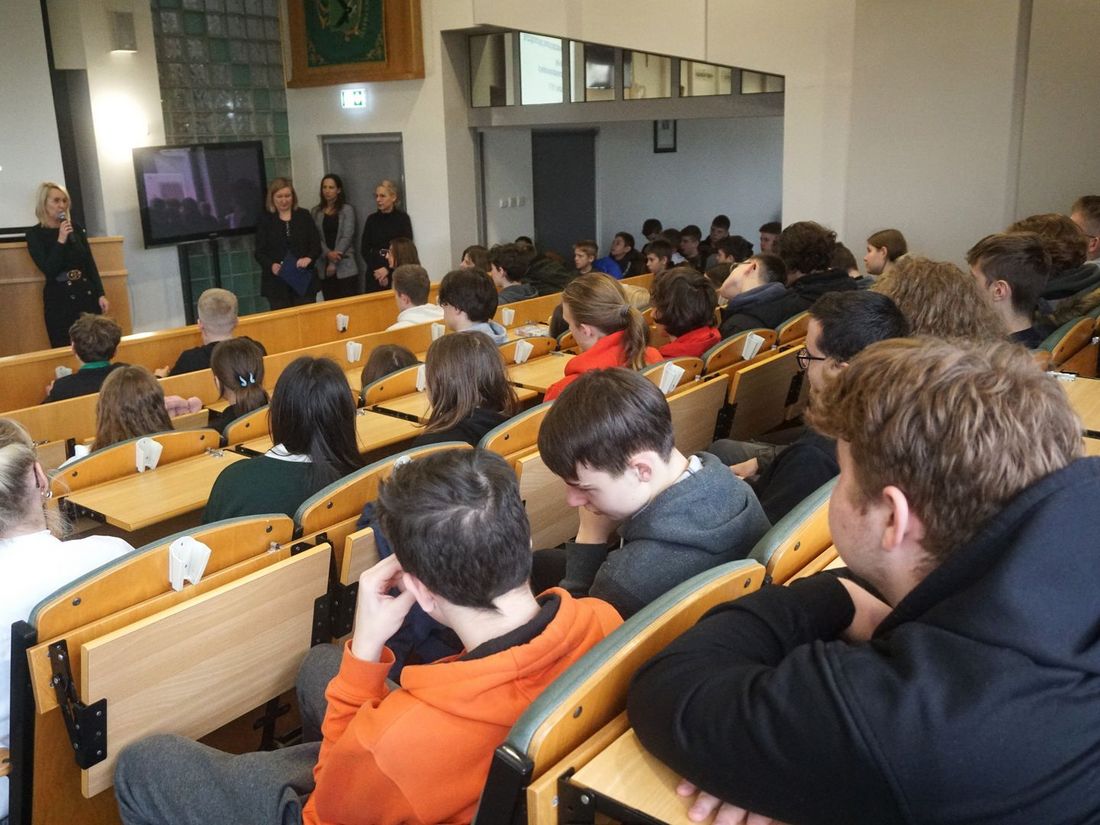 Zdjęcie przedstawia uczestników konkursu przeciw uzależnieniom.