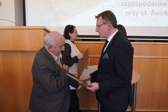 Michał Urgoł dziękuje seniorowi