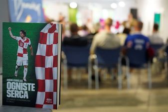 okładka ksiażki Ogniste Serca na niej zawodnik w stroju Chorwacji i chorwacka flaga na zielonej murawie