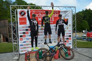 Dekoracja medalowa - trzech kolarzy na podium