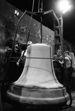 Zdjęcie przedstawia dzwon