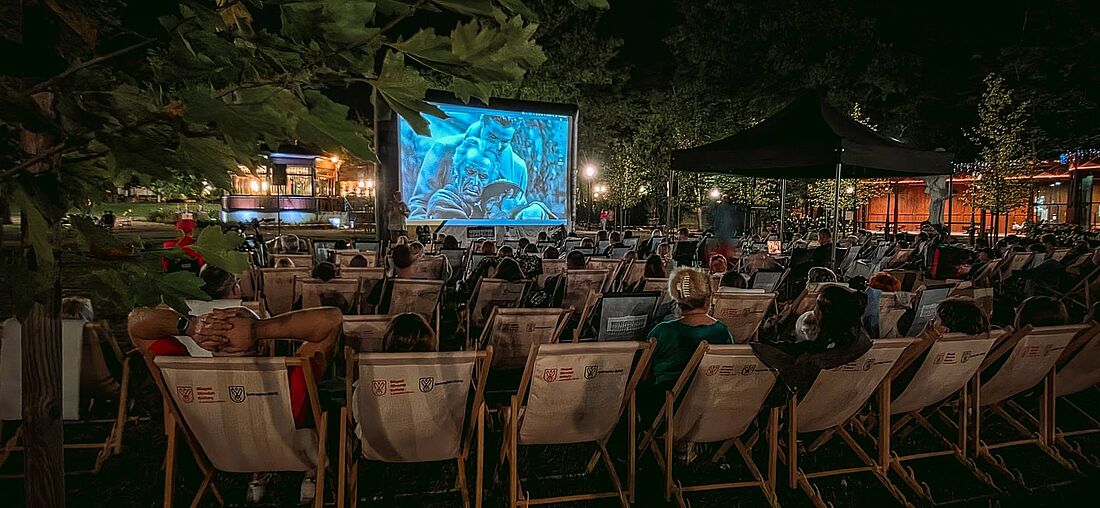 tłum ludzi na finale kina letniego