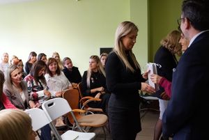 Zdjęcie przedstawia obchody uroczystości Dnia Pracownika Socjalnego.