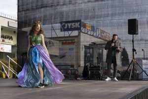 Młodzież w strojach z odpadów - pokaz mody.