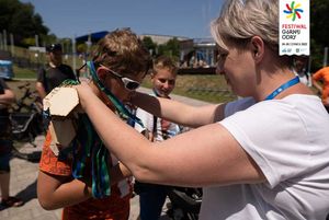 Uczestnicy rajdu rowerowego na OWN odbierają medale.