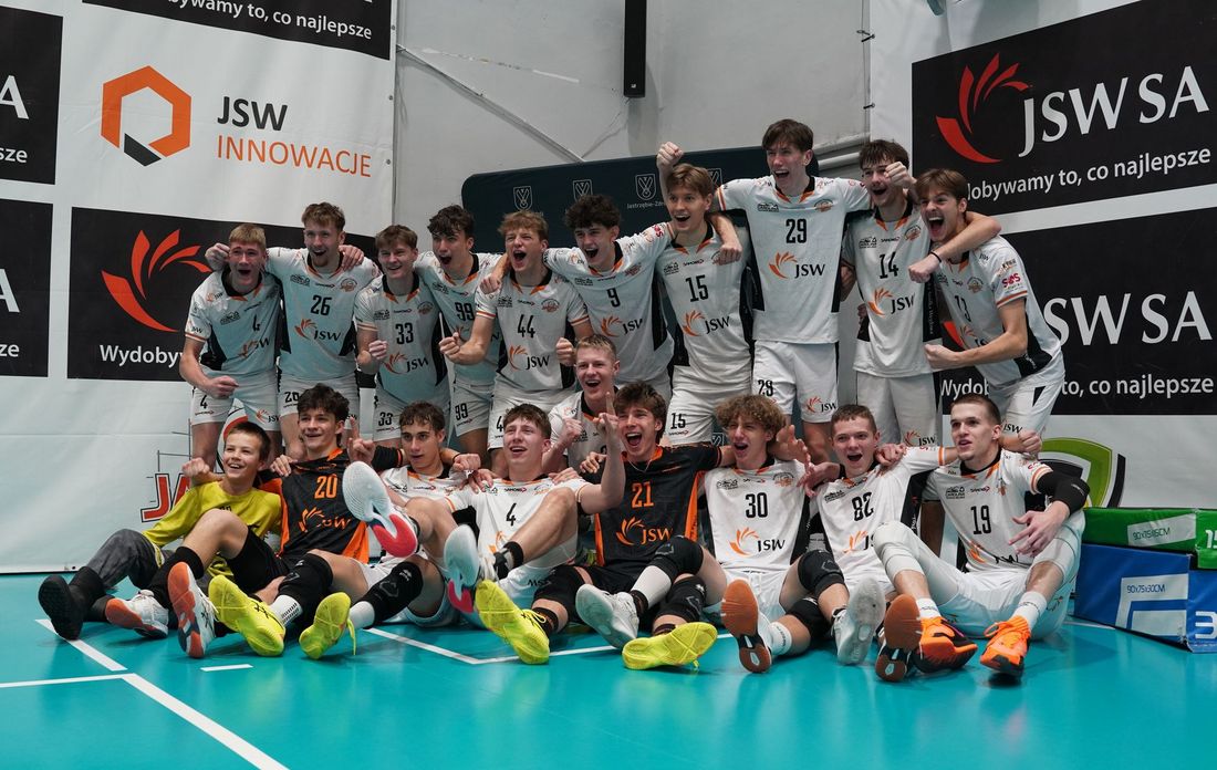 Drużyna juniorów cięsząca się ze złotych medali Mistrzostw Śląska