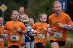 Zdjęcie przedstawia biegnących zawodników.