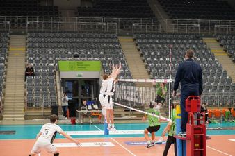 Atakujący Frydka Mistek podczas ataku na potrójnym jastrzębskim bloku