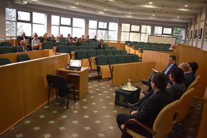 Zdjęcie przedstawia spotkanie na temat temat  „Perspektyw i ścieżek rozwoju przemysłu czwartej generacji w ośrodkach górniczych”.