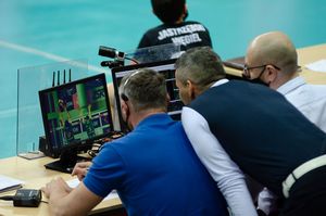 Sędzia sprawdza zapis wideo.