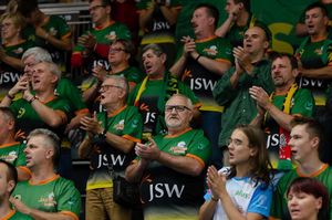 Publiczność ogląda mecz.