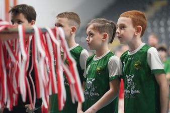 Chłopcy z UKS Orzeł Moszczenica spogladają na medale