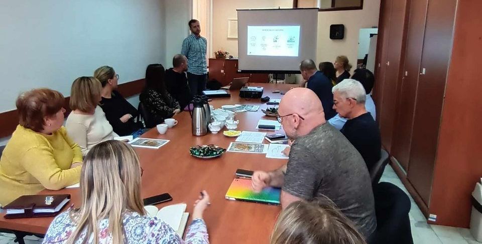 Zdjęcie przedstawia zebranie w JCOPie.