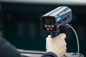 Fotoradar do mierzenia prędkości serwu.