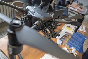 Eksponat na stoisku - wielowirnikowy dron.