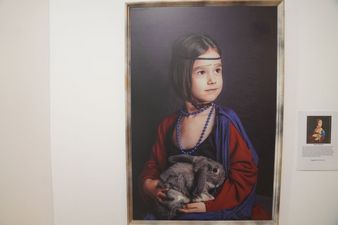 Fotograficzna reinterpretacja renesansowego portretu z dziewczynką i królikiem