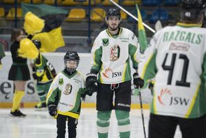 Zawodnicy wchodzą na taflę.