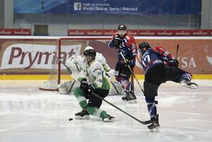 Walka w środku pola. Zawodnik blokuje strzał.