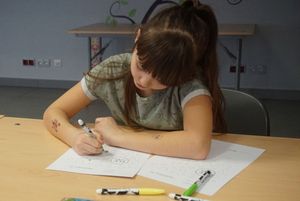 Dziewczynka koloruje model pudełka