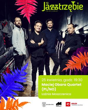Koncert Maciej Obara Quartet (PL/NO) w Łaźni Moszczenica, 25 kwietnia o godz. 19:30. Zdjęcie przedstawia czterech członków zespołu stojących w korytarzu. Kompozycja zawiera charakterystyczne dla festiwalu kolorowe liście paproci oraz logotypy partnerów na dole strony